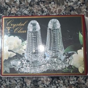 New in box crystal clear salt n pepper shakers w tray 24% lead crystal